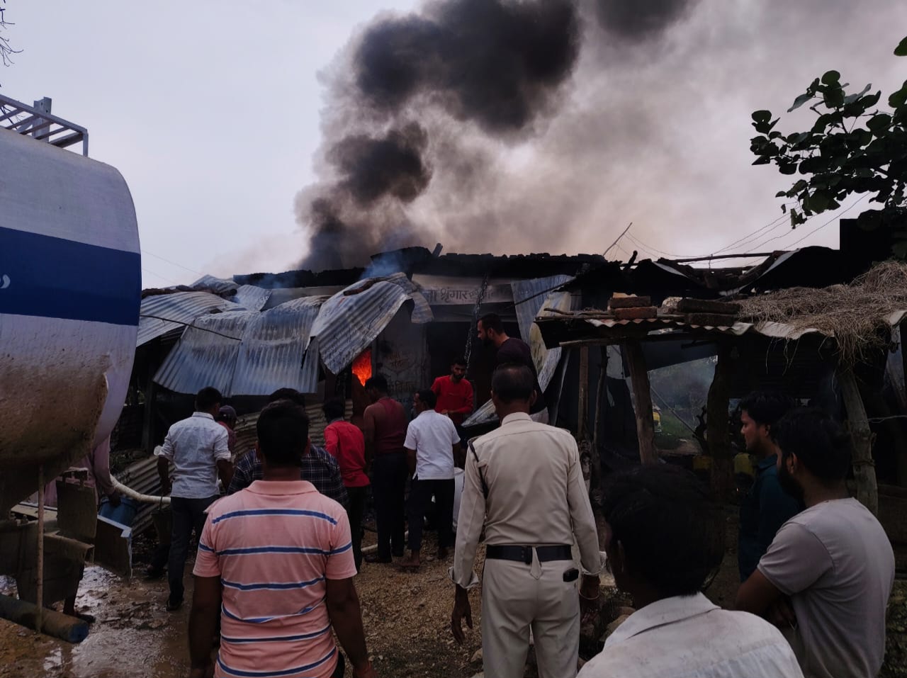 पपौंध अग्निकांड : थाना प्रभारी बने फरिश्ता, जलती आग में कूदकर बचाई चार लोगों की जान